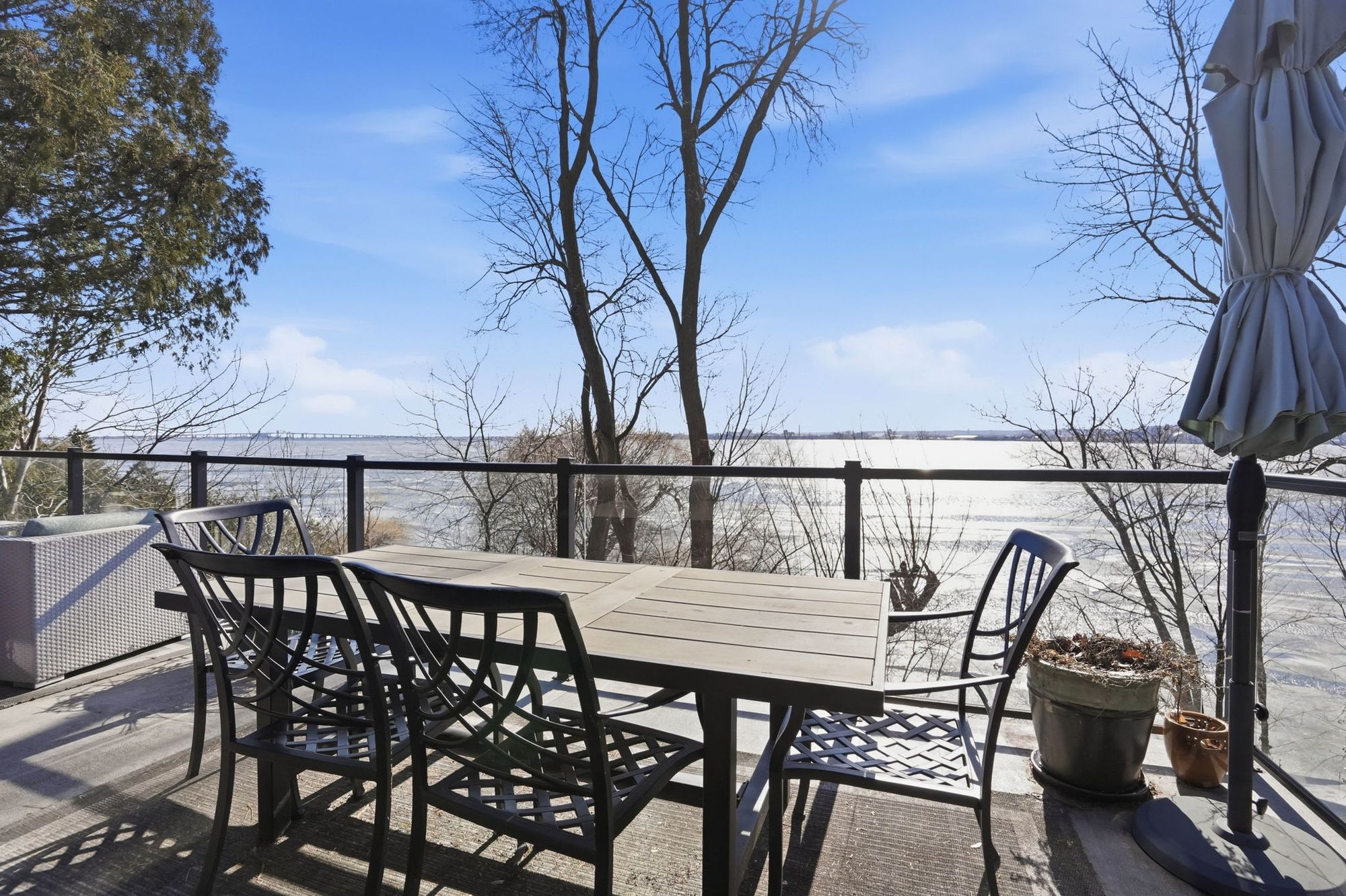Outdoor dining on the deck above the water